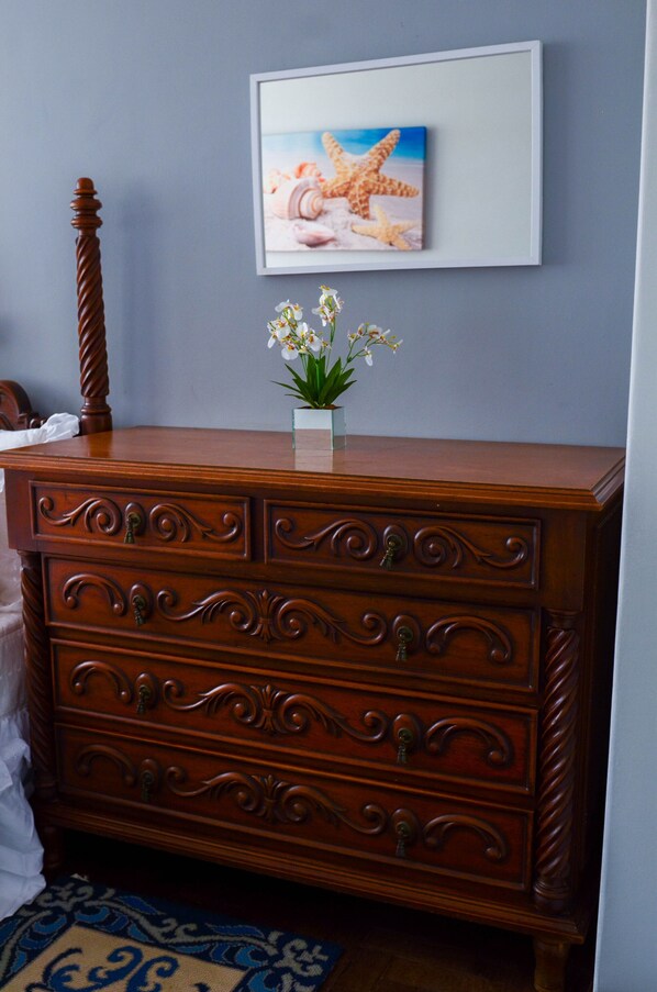 3 bedrooms, desk, iron/ironing board, free WiFi