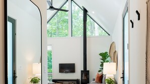 Ein modernes Wohnzimmer mit Kamin, Sofa und Fernseher.