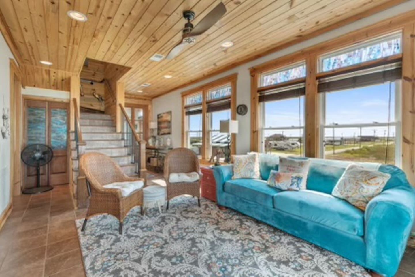 TV connectée, livres, chaîne hi-fi, espaces bureaux