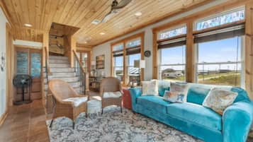 TV connectée, livres, chaîne hi-fi, espaces bureaux