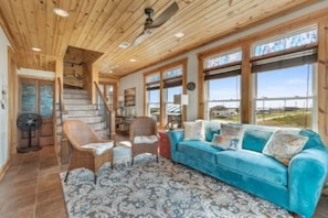 Smart-tv, boeken, een stereo en een kantoor