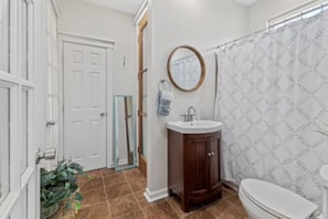 Een douche, een haardroger, handdoeken