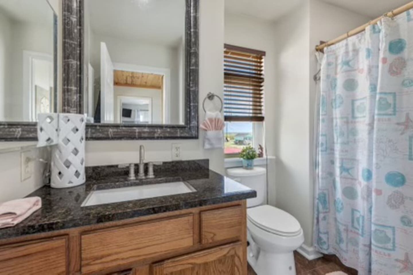 Chuveiro, secador de cabelo, toalhas de banho 