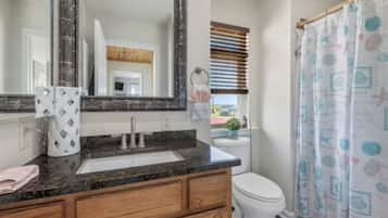 Chuveiro, secador de cabelo, toalhas de banho