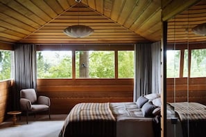4 bedrooms, desk, iron/ironing board, travel cot