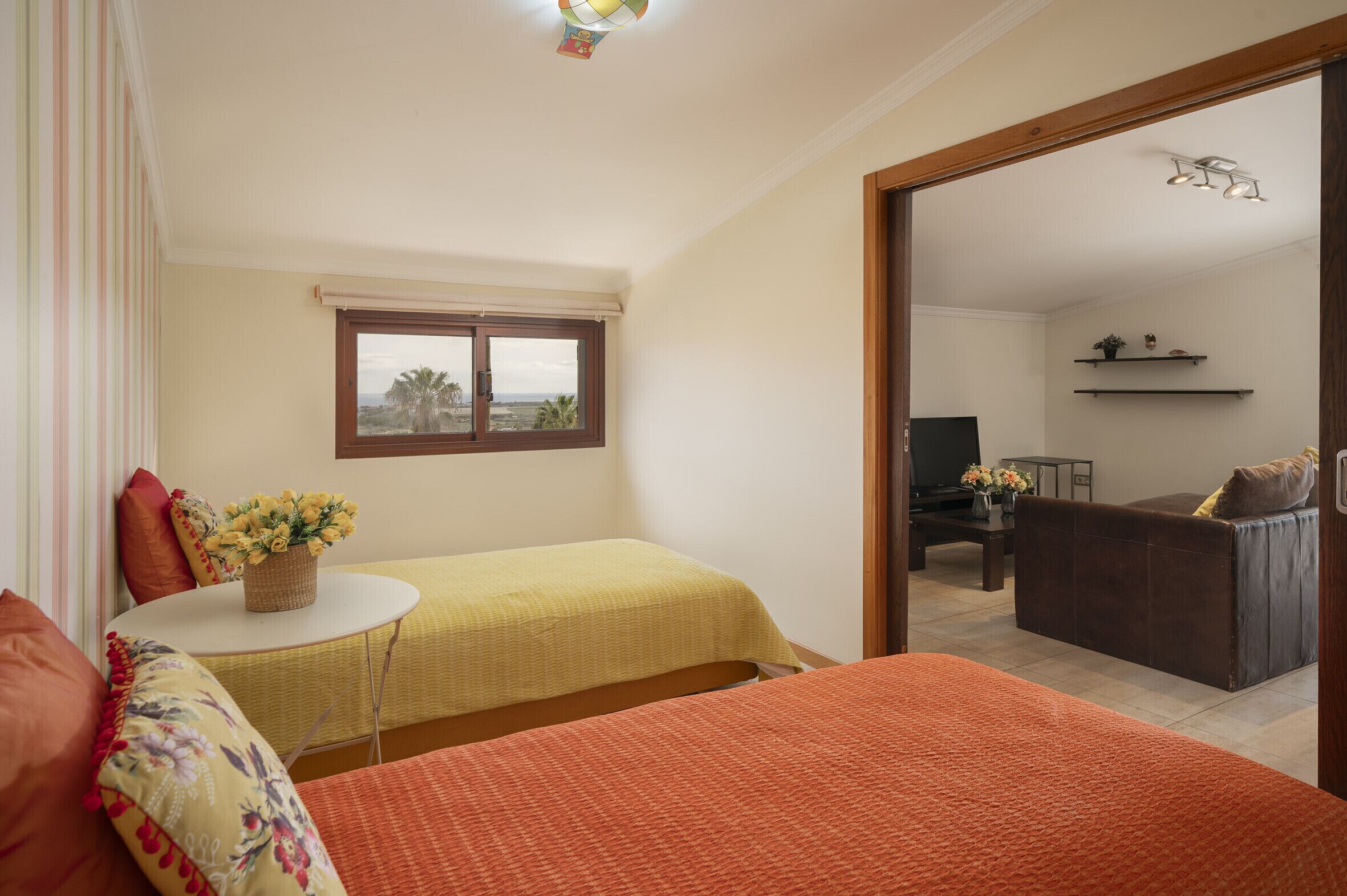 2 habitaciones, tabla de planchar con plancha, wifi y ropa de cama 