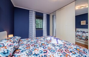 2 bedrooms, travel cot, free WiFi, bed sheets