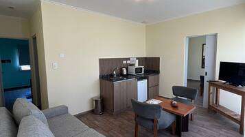 Cabane Premium, 2 chambres, vue jardin | Coin séjour | TV connectée de 32 pouces avec chaßnes par satellite, jouets