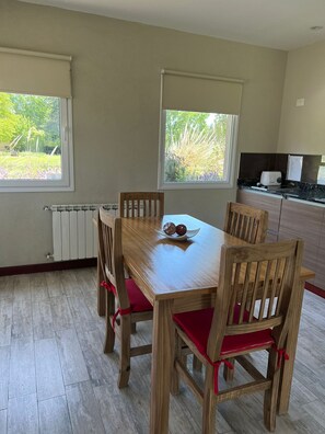 Cabana Grand, 2 dormitoris, vistes al complex turístic | Cuina privada | Frigorífic petit, microones, placa de cuina i cafetera i tetera