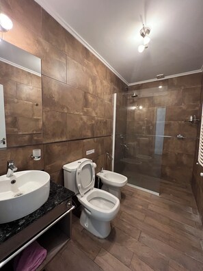 Junior Suite | Bathroom | Shower, rainfall showerhead, free toiletries, hair dryer - Tandil del Lago (Tandil)
