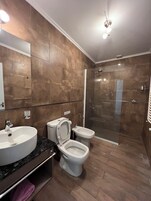 Cabaña Deluxe | Baño | Ducha y cabezal de ducha tipo lluvia