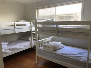 5 bedrooms, desk, free WiFi, bed sheets - 2 mins to the beach (Balnarring Beach)