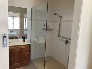 Hair dryer, towels, soap, shampoo - 2 mins to the beach (Balnarring Beach)