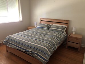 5 bedrooms, desk, free WiFi, bed sheets - 2 mins to the beach (Balnarring Beach)