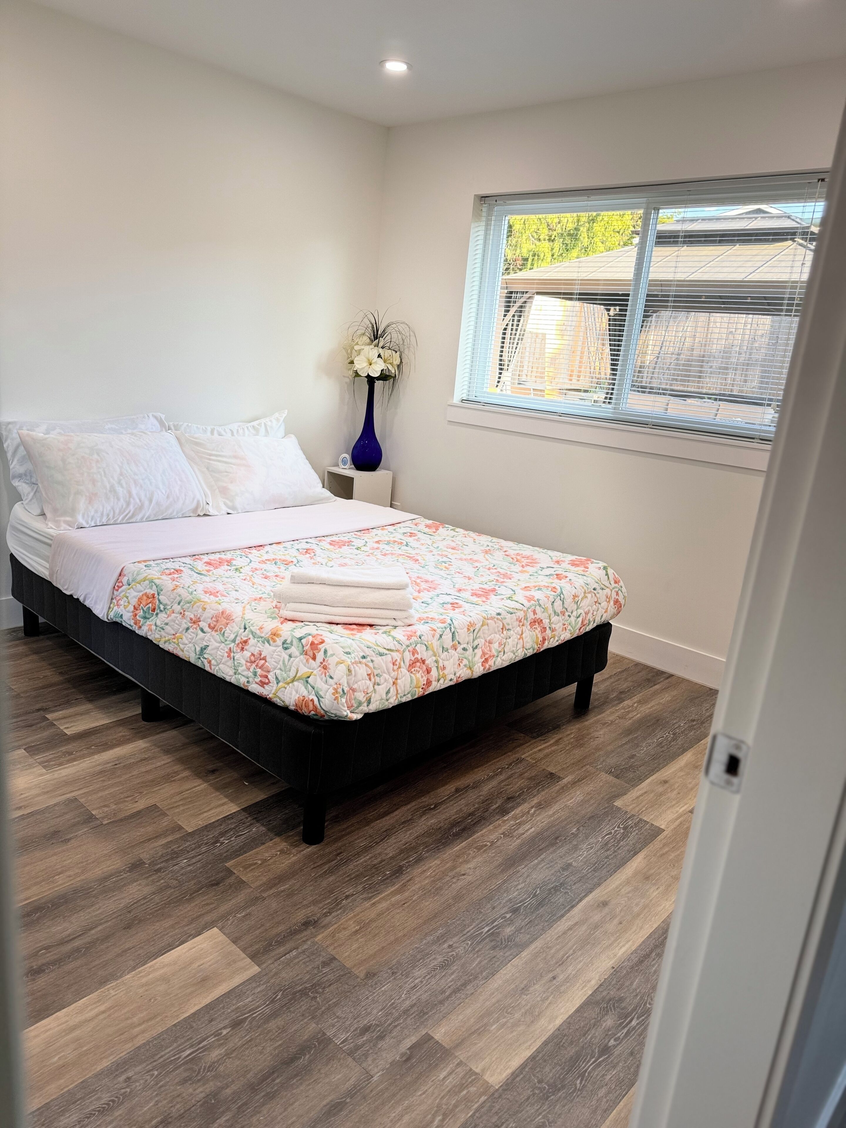 2 soverom, skrivebord, wi-fi (inkludert) og sengetøy