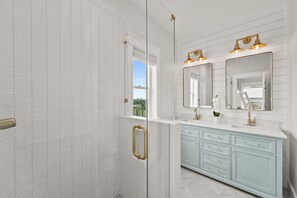 Een douche, een haardroger, handdoeken, zeep