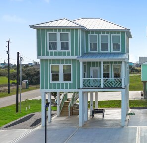 Exterior - Breezeway: Luxury Listing- Largest Private Pool, mini-GOLF, Sunset & Bay view (Galveston)