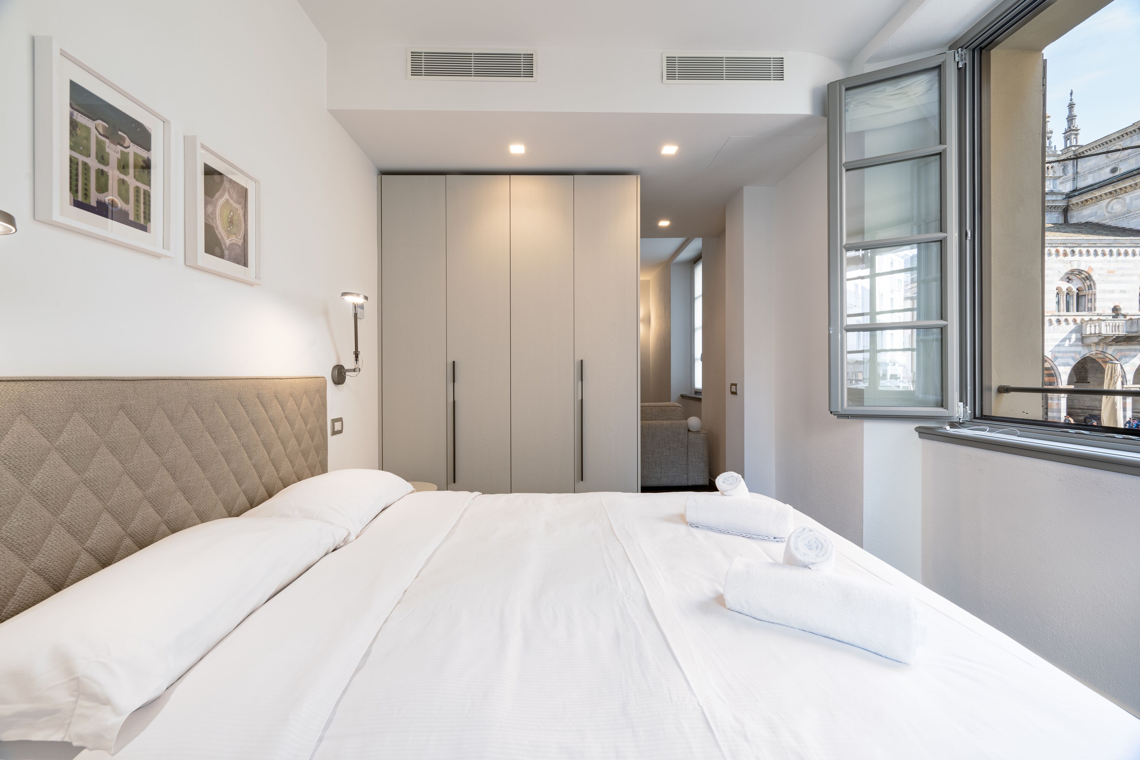 1 habitación, tabla de planchar con plancha y cuna de viaje 