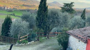 A rural landscape with a mountain, trees, and a stone building. - Chalet 'Casa Dell'uliveto' with Mountain View, Wi-Fi and Air Conditioning (Albettone)