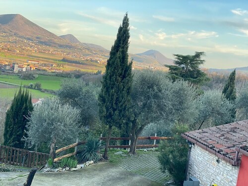 'Olive Grove House' chalet with private terrace and Wi-Fi