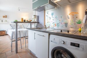 Fridge, microwave, stovetop, dishwasher - Villa 'Bonheur' with Private Pool, Wi-Fi and Air Conditioning (Saint-Raphaël)