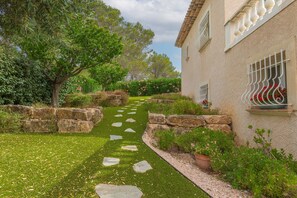 Property grounds - Villa 'Bonheur' with Private Pool, Wi-Fi and Air Conditioning (Saint-Raphaël)