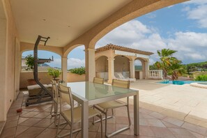 Outdoor dining - Villa 'Bonheur' with Private Pool, Wi-Fi and Air Conditioning (Saint-Raphaël)
