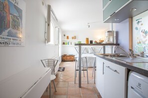 Fridge, microwave, stovetop, dishwasher - Villa 'Bonheur' with Private Pool, Wi-Fi and Air Conditioning (Saint-Raphaël)