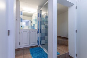 Shower, hair dryer, towels - Villa 'Bonheur' with Private Pool, Wi-Fi and Air Conditioning (Saint-Raphaël)