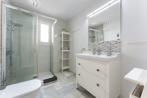 Shower, hair dryer, towels - Apartment 'La Cala Mijas Playa Club' with Sea View, Wi-Fi and Air Conditioning (La Cala de Mijas)