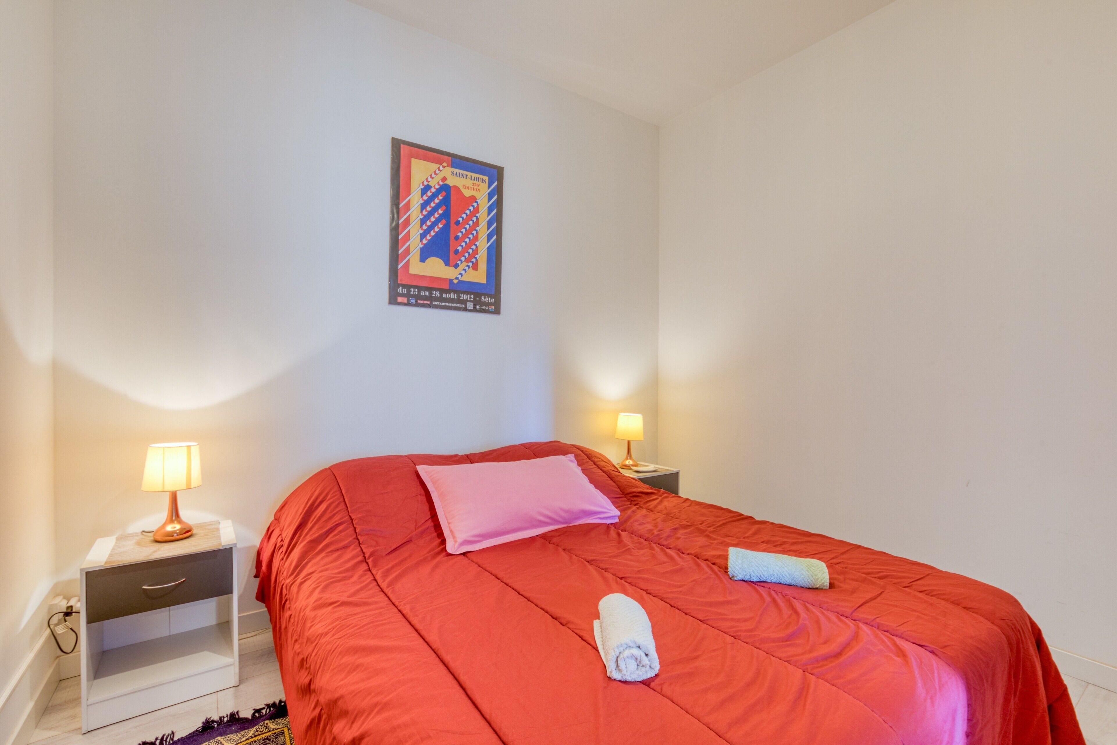 1 bedroom, bed sheets