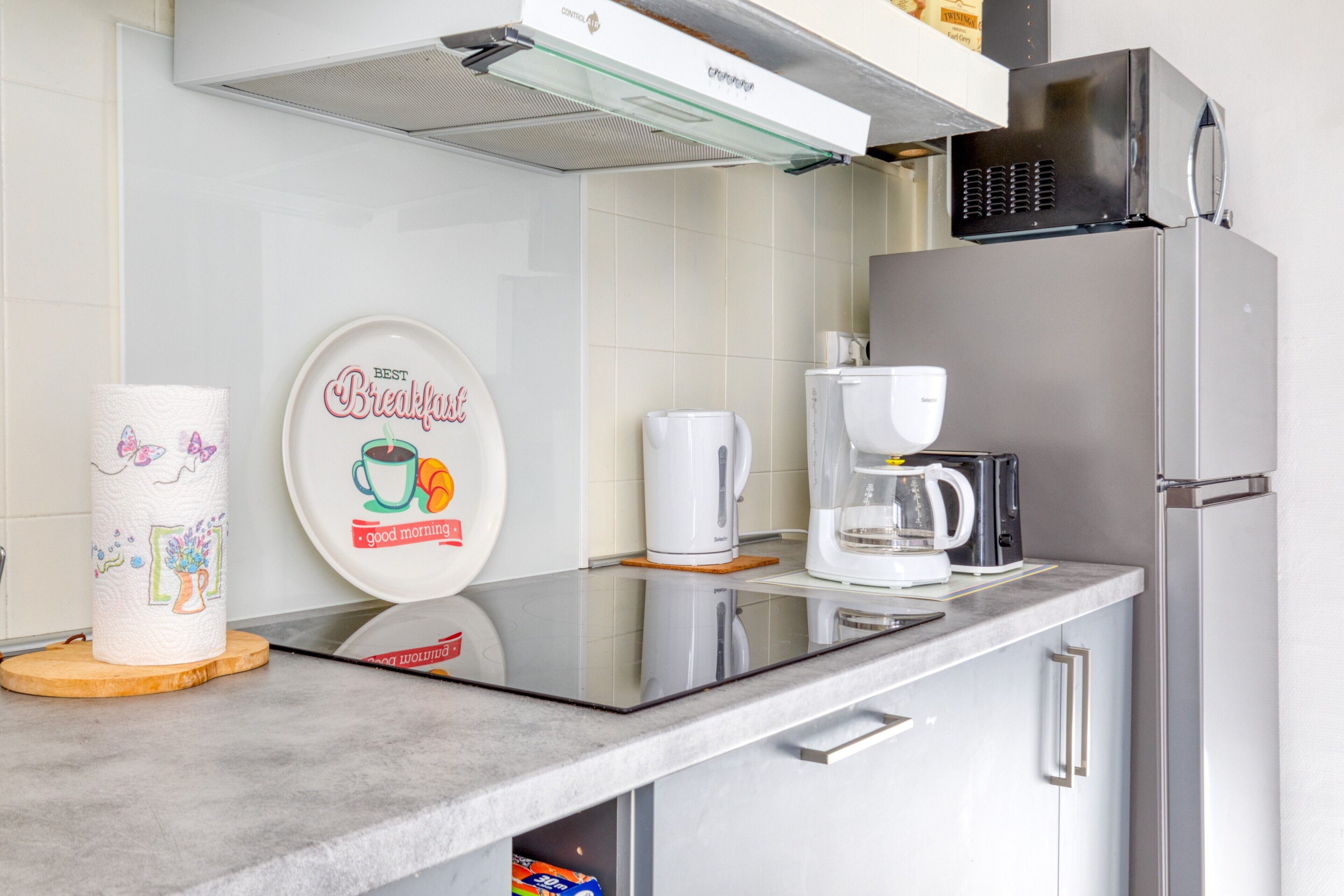 Réfrigérateur, micro-ondes, plaque de cuisson, cafetière/bouilloire