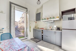 Refrigerador, microondas, parrilla de estufa y cafetera y tetera 