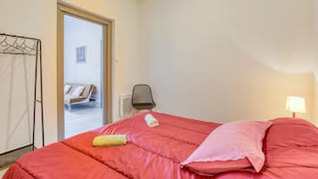 1 bedroom, bed sheets