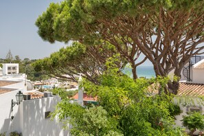 Property grounds - Villa 'Leeroy' with Private Terrace, Wi-Fi and Air Conditioning (Almancil)