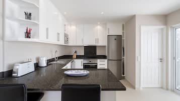 Fridge, microwave, stovetop, dishwasher