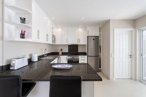 Frigorifero, microonde, piano cottura, lavastoviglie