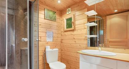 Chalet 'Joli En Bois' with Private Terrace, Wi-Fi & Air Conditioning