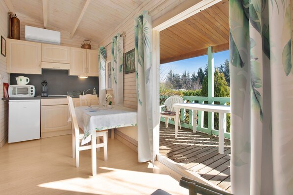 Dining - Chalet 'Superbe' with Private Terrace, Wi-Fi and Air Conditioning (Roquebrune-sur-Argens)