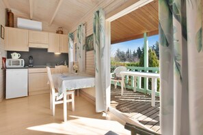 Dining - Chalet 'Superbe' with Private Terrace, Wi-Fi, and Air Conditioning (Roquebrune-sur-Argens)