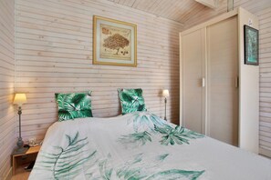 1 bedroom, free WiFi, bed sheets - Chalet 'Superbe' with Private Terrace, Wi-Fi, and Air Conditioning (Roquebrune-sur-Argens)