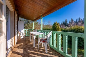 Outdoor dining - Chalet 'Superbe' with Private Terrace, Wi-Fi, and Air Conditioning (Roquebrune-sur-Argens)