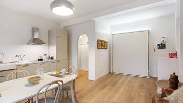 Frigorifero, microonde, forno, piano cottura