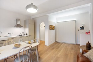 Frigorifero, microonde, forno, piano cottura