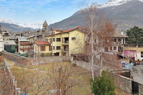 Exterior - Apartment "Casa Mel" with Mountain View, Balcony & Wi-Fi (Aosta)