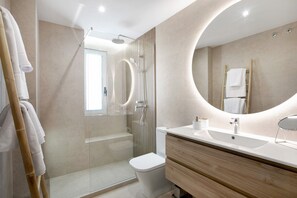 Regadera, secadora de cabello, toallas 