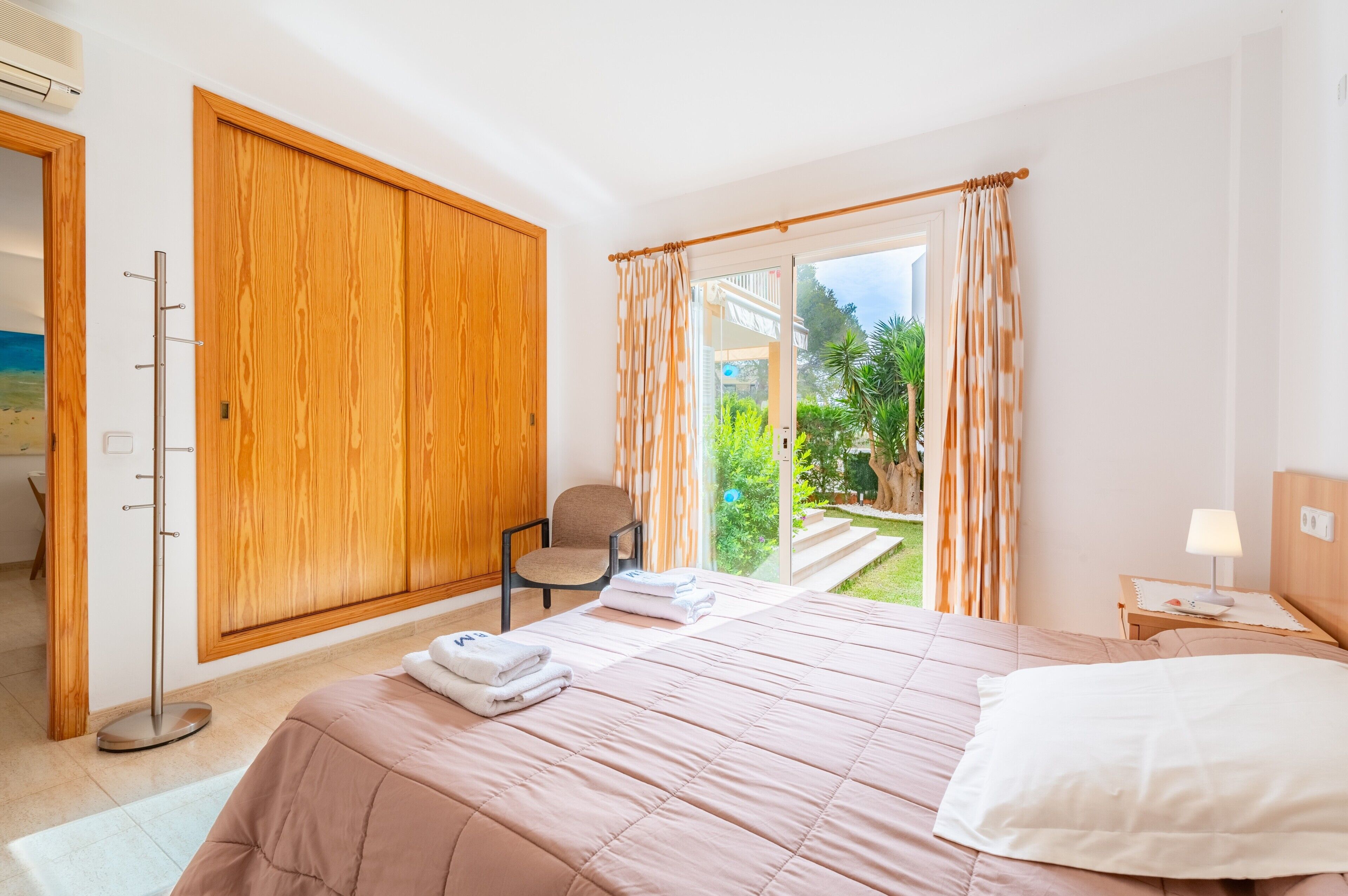 3 slaapkamers, een strijkplank/strijkijzer, gratis wifi, beddengoed