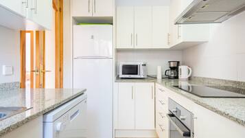 KĂŒhlschrank, Mikrowelle, Ofen, Herdplatte