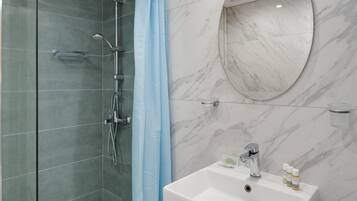 Een douche, een haardroger, handdoeken