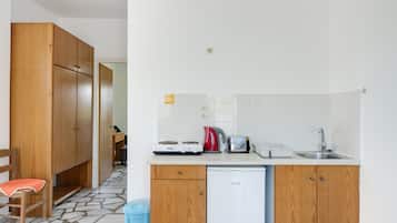 Refrigerador, parrilla de estufa, cafetera y tetera y tetera eléctrica